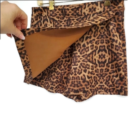 ENTRO Leopard Short/Skort EUC Size M - Picture 4 of 8